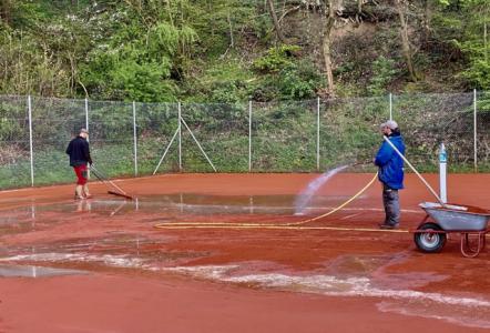 Platz-Renovierungen schreitet voran